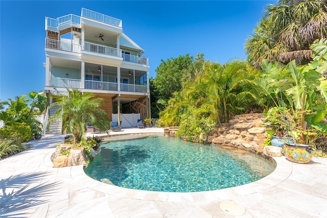 view of swimming pool with a patio and ceiling fan