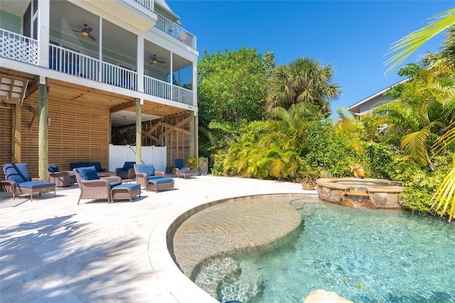 view of pool with outdoor lounge area, an in ground hot tub, ceiling fan, and a patio area