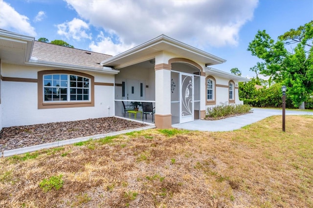 single story home featuring a front yard