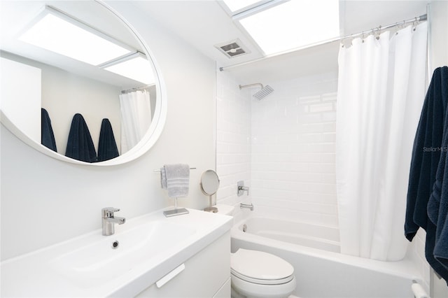 full bathroom featuring shower / tub combo with curtain, large vanity, and toilet