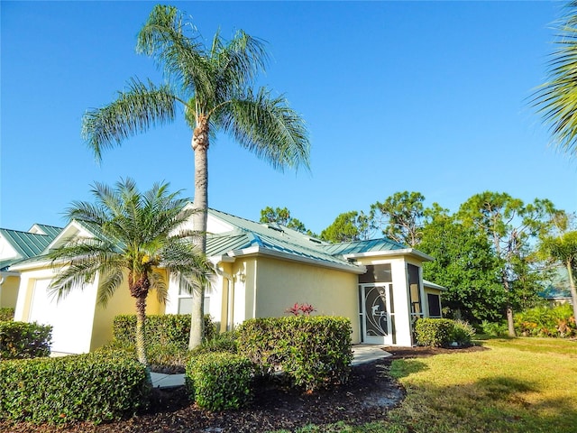 view of front of property featuring a front lawn