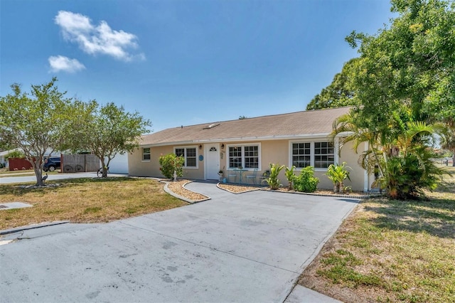 single story home featuring a front lawn