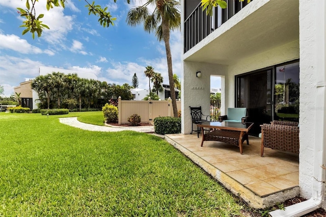 view of yard featuring a patio area