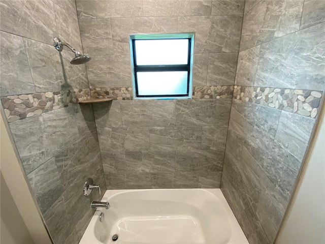 bathroom featuring tiled shower / bath