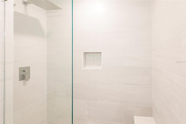 bathroom featuring tiled shower