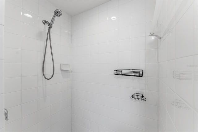 bathroom featuring tiled shower