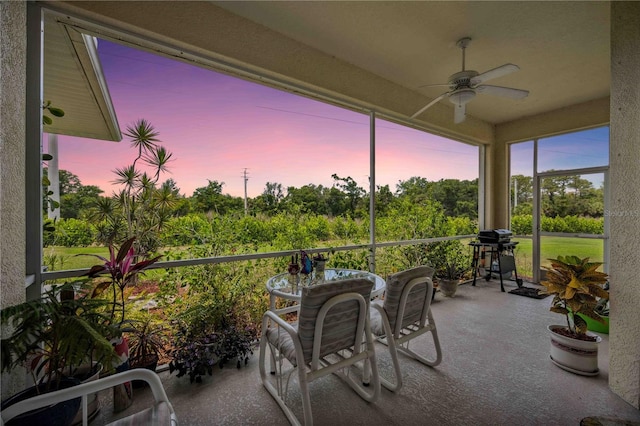 sunroom with ceiling fan