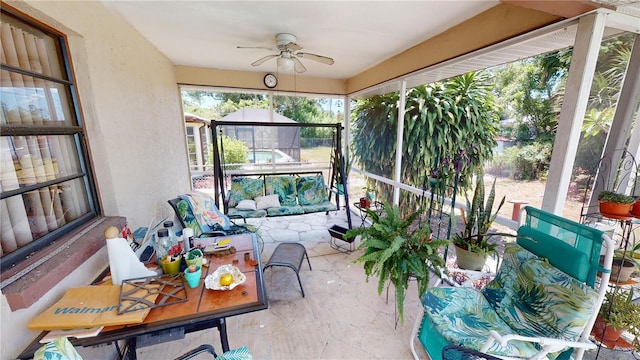 sunroom with ceiling fan