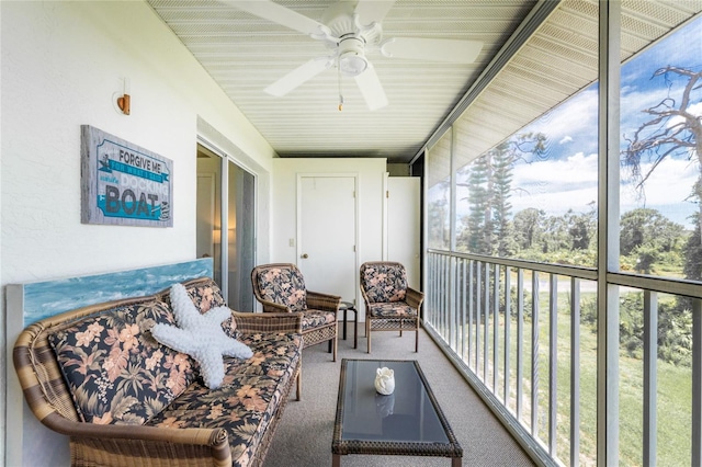 sunroom with ceiling fan