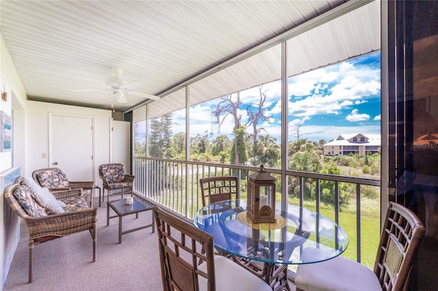 sunroom with ceiling fan