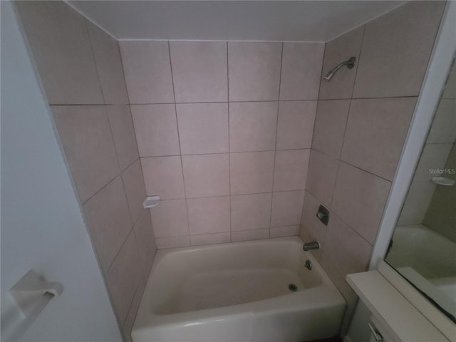 bathroom with tiled shower / bath combo