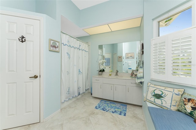 bathroom with a shower with shower curtain and vanity