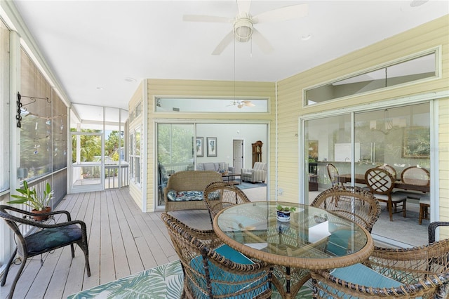 sunroom with ceiling fan