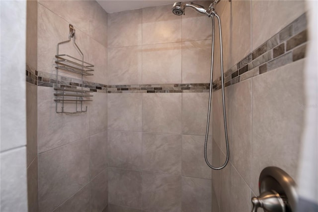 bathroom featuring a tile shower