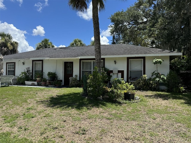 ranch-style home featuring a front lawn