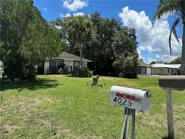 4029 E Sunflower Cir, Labelle, FL 33935 - view of front of house featuring a front lawn