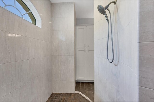 bathroom featuring tiled shower