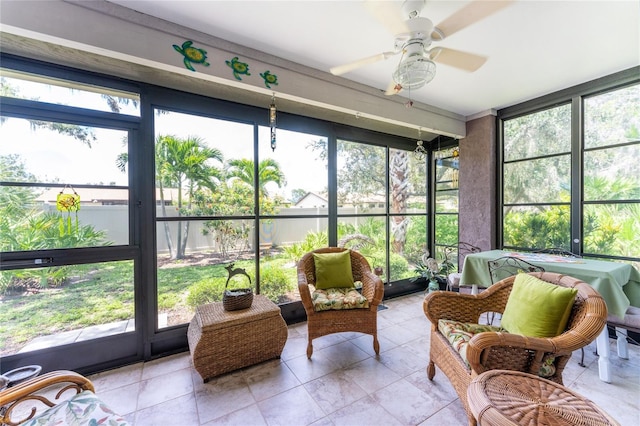 sunroom with ceiling fan