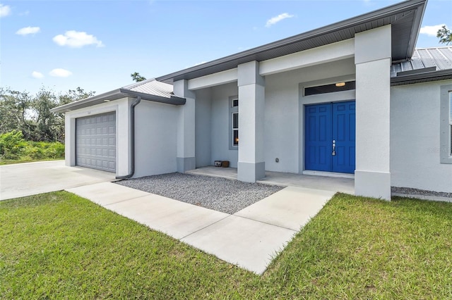 view of front of property featuring covered porch, a garage, and a front lawn