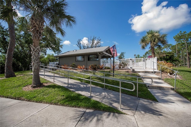 view of front facade featuring a front yard