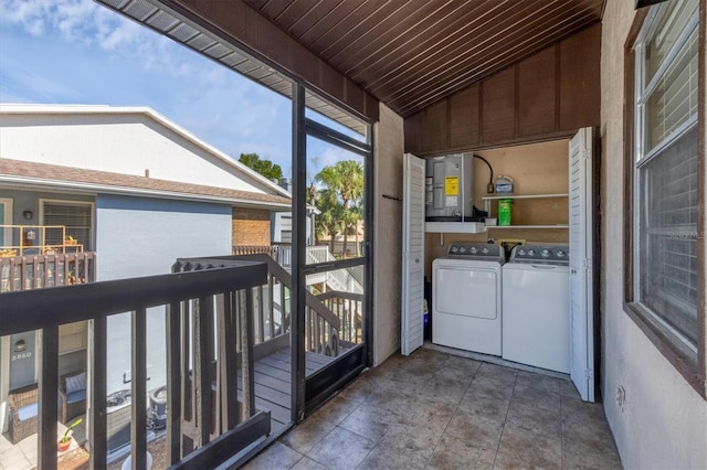 unfurnished sunroom with lofted ceiling and washing machine and clothes dryer