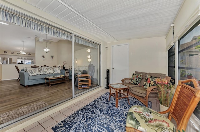 sunroom with ceiling fan