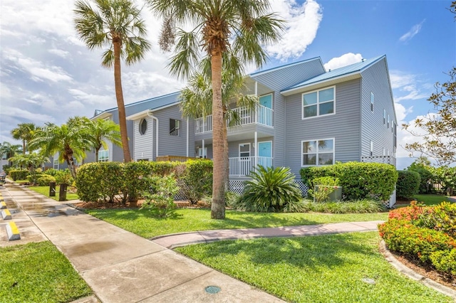 view of front of property with a front lawn