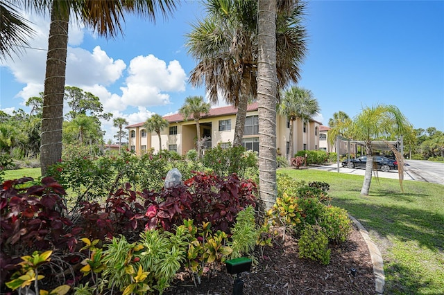 view of front facade with a front lawn