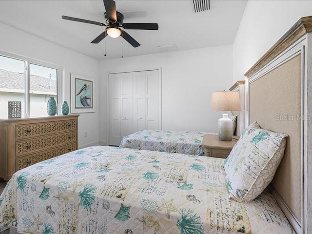 bedroom with a ceiling fan, a closet, visible vents, and baseboards