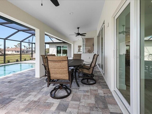 sunroom with ceiling fan