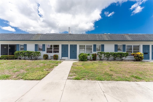 ranch-style home with a front yard