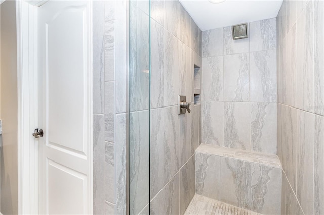 bathroom featuring tiled shower