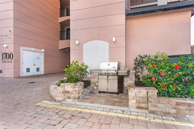 exterior space featuring area for grilling and exterior kitchen