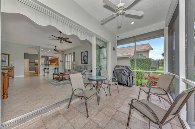 sunroom with ceiling fan