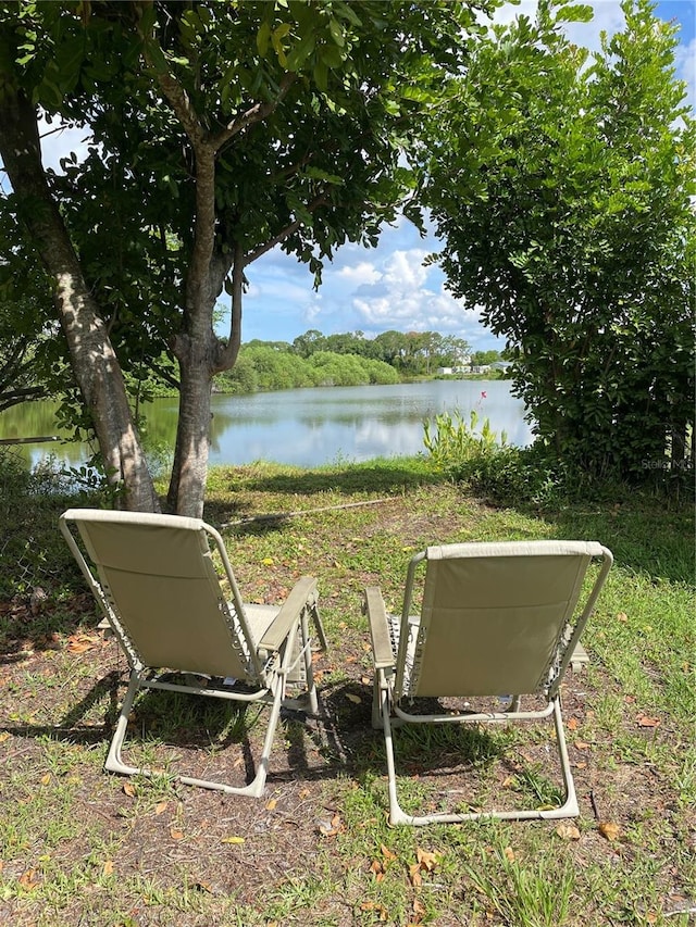 view of yard featuring a water view