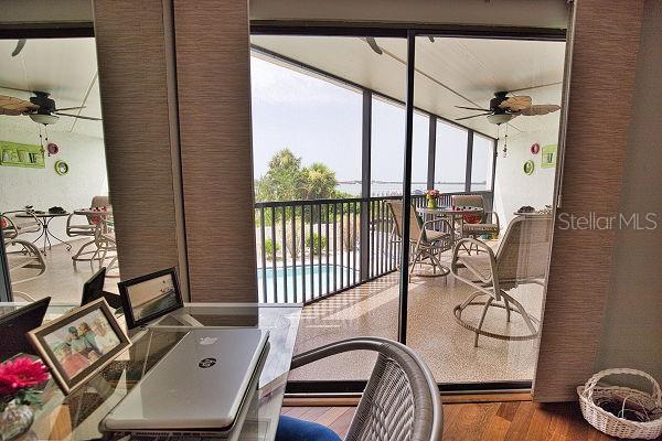 sunroom / solarium with ceiling fan