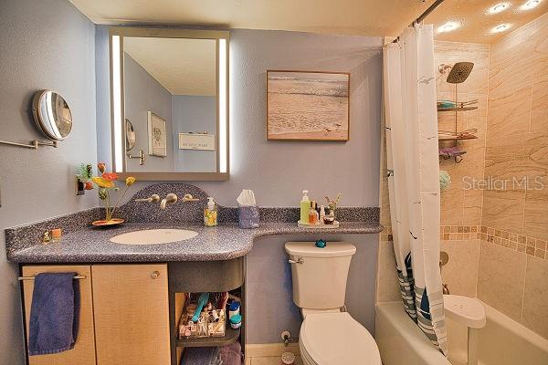 full bathroom featuring vanity, toilet, and shower / bath combo