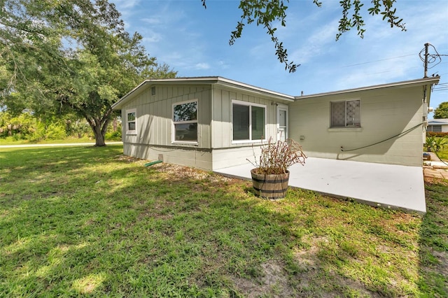 view of front of property featuring a patio area and a front lawn