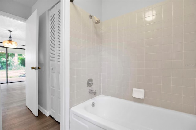 bathroom featuring tiled shower / bath and hardwood / wood-style floors