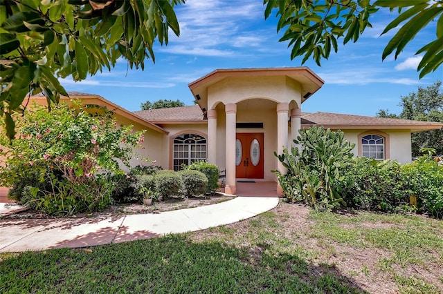 view of front of house featuring a front lawn