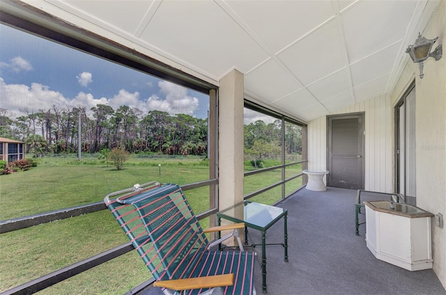 sunroom with lofted ceiling