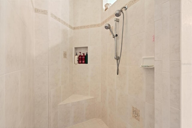 room details featuring tiled shower