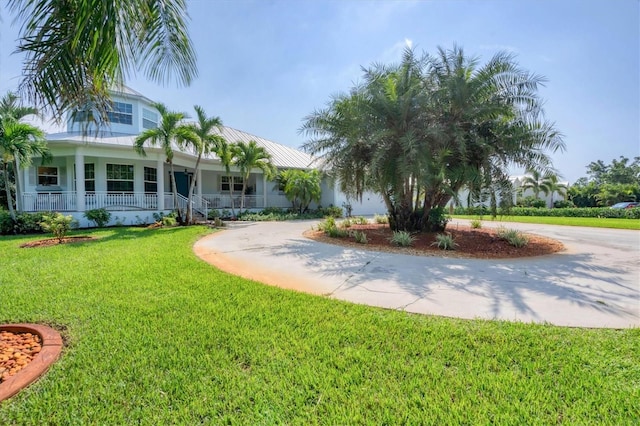 view of front of property featuring covered porch and a front yard