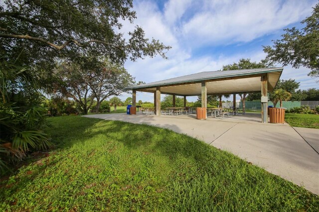 view of property's community featuring a lawn