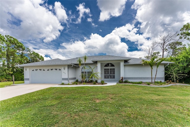 view of front of home featuring a garage, stucco siding, driveway, and a front yard