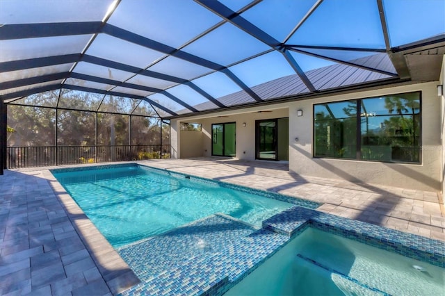 view of pool featuring a lanai, ceiling fan, a patio, and an in ground hot tub