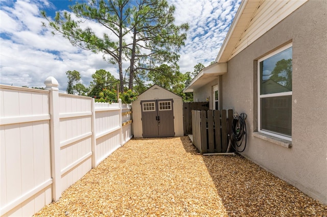 view of yard featuring a storage shed