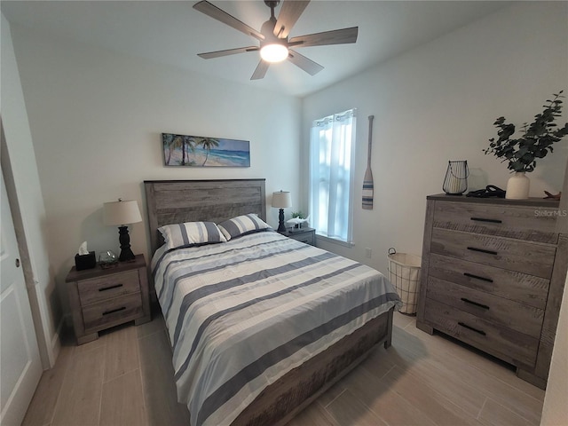 bedroom with ceiling fan