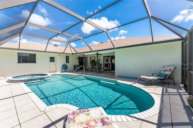 view of swimming pool featuring a lanai, a patio area, a pool with connected hot tub, and a ceiling fan