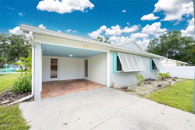 view of front of house featuring a front yard